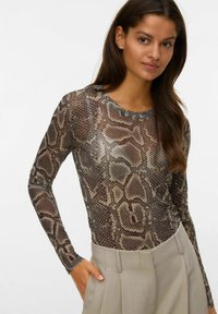 Langarmige doorschijnende top in een slangenprint met aardetinten in bruin en beige, voorzien van een ronde halslijn en een aansluitend ontwerp.