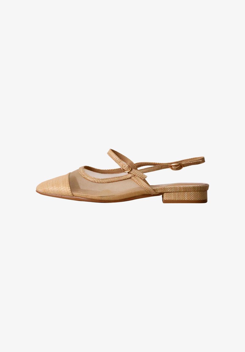 Chaussure plate beige à bout pointu avec côtés en mesh transparent et double fine sangle avec boucle autour de la cheville et sur le pied.