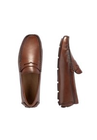 Mocasines de cuero marrón con un acabado suave, detalles de costura y una suela de goma con tracción estampada. El interior tiene perforaciones para una mejor transpirabilidad.