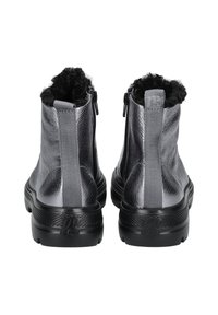 Graue Kunstleder-Stiefeletten mit schwarzem Kunstfellfutter, elastischen Seitenpaneelen und schwarzen Gummisohlen. Reißverschluss hinten.