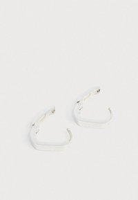 Ασημί σκουλαρίκια κρίκοι με γεωμετρικό σχέδιο, εξοπλισμένα με συνδυασμό γυαλιστερής και ματ φινίρισμα και κούμπωμα κλιπ.