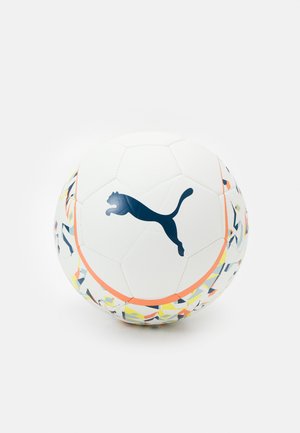 Piłka nożna Puma z białą powierzchnią, niebieskim logo, wielokolorowymi akcentami geometrycznymi na dole oraz klasycznym heksagonalnym wzorem.