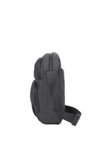 Borsa a spalla in nylon nero con due scomparti con zip, tracolla regolabile e tasche laterali piatte. Texture morbida con un design imbottito.