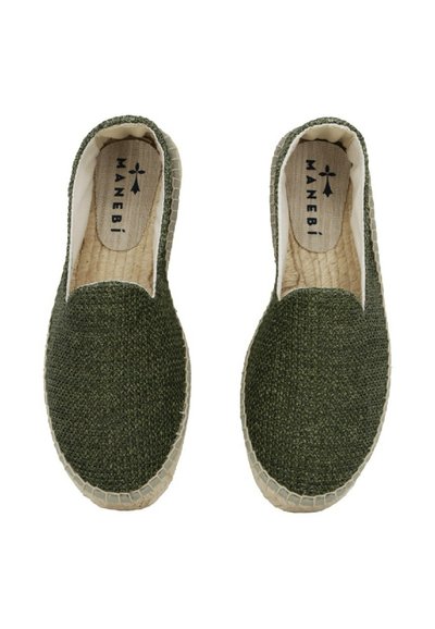 Scarpe slip-on in tessuto intrecciato verde con punta rotonda e suola in juta intrecciata. L'interno presenta una texture naturale e una soletta con marchio.