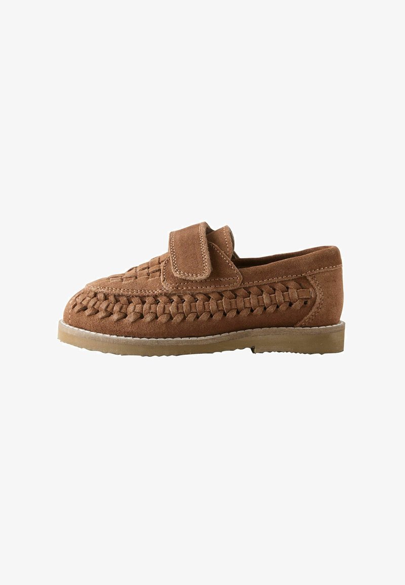 Chaussure en daim marron avec des détails tissés sur le côté, une bride en velcro et une semelle en caoutchouc beige, vue de côté sur un fond blanc.