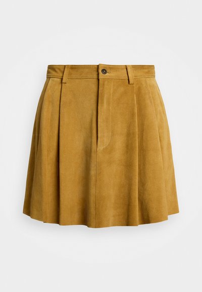Falda plisada de suave ante, de color mostaza, con cinturilla con pasadores y detalle de bolsillo frontal.