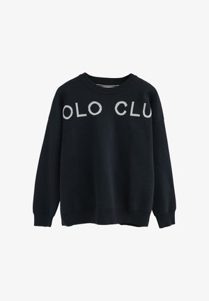 Granatowy sweatshirt z wypukłym białym napisem "OLO CLU" na piersi, okrągły dekolt, długie rękawy oraz luźny krój.