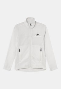Biała kurtka z polaru z zapięciem na zamek błyskawiczny z przodu, dwoma bocznymi kieszeniami, wysokim kołnierzem i czarnym logo na piersi. Miękka faktura i gładkie wykończenie.