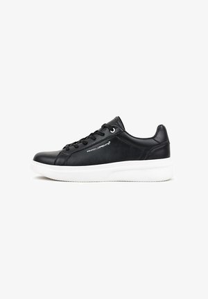 Czarny niski sneaker z białą grubą podeszwą, czarnymi sznurowadłami i logo "Pako Lorente" po boku.