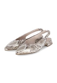 Schoen met puntige neus en slingback in een metallic slangenleer patroon, met een lage blokhak en open zijkanten voor ademend vermogen.