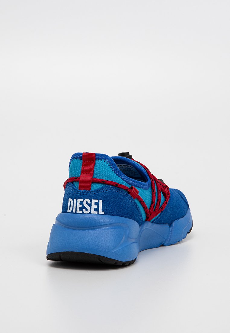 Baskets en suede bleu avec des accents rouges et turquoises, dotées d'un col rembourré et d'une semelle noire contrastée. Logo "DIESEL" à l'arrière.