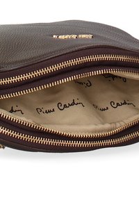 Borsetta in pelle marrone con chiusura zip dorata, con un interno beige stampato con il logo "Pierre Cardin" e una texture liscia.