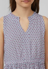 Blumengemustertes Kleid mit V-Ausschnitt, kurzen gerafften Ärmeln und einem blauen Hintergrund mit rosa und dunkelblauen Blumen. Leichter Stoff.