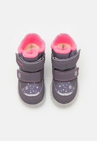 Grå vinterstövlar med rosa fleecefoder, dubbel kardborreband och en strukturerad ovandel med vita snöflingemönster.