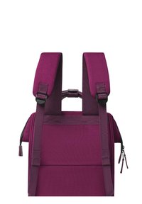 Zaino in tessuto viola scuro con spallacci imbottiti regolabili, maniglia superiore e tasca laterale con zip. Superficie testurizzata.