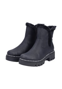 Czarne botki za kostkę z ozdobnym futerkiem, wykonane z gładkiej skóry. Grube gumowe podeszwy z fakturowanym wzorem i białym przeszyciem.