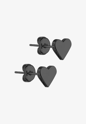 Schwarze herzförmige Steckerohrringe mit glatter Oberfläche, ausgestattet mit einer Steckverschluss und eingravierter Markenkennzeichnung an der Seite.