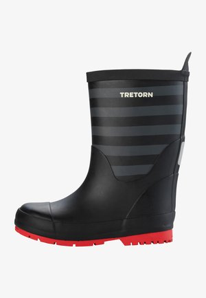 Bota de lluvia de goma negra con rayas grises y negras, suela roja, acabado texturizado y logo de Tretorn en el lado exterior.