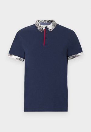 Polo blu navy a manica corta con stampa botanica bianca su colletto e polsini, con tre bottoni blu navy e un dettaglio con patta rossa.