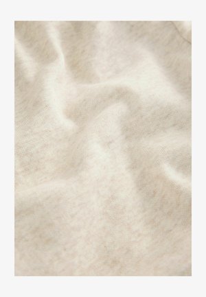 Lichtbeige stof met een zachte, textuurrijke oppervlakte, met subtiele kleurvariaties en een gelijkmatige, licht versleten uitstraling.