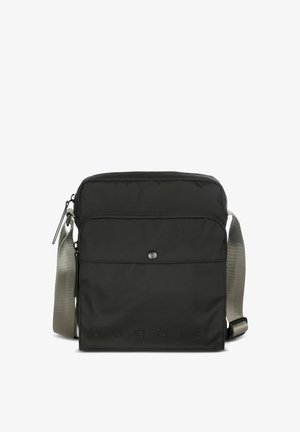 Schwarze rechteckige Umhängetasche mit vordertasche und Knopf, grauem verstellbarem Riemen und dezentem "bugatti"-Logo am unteren Rand.