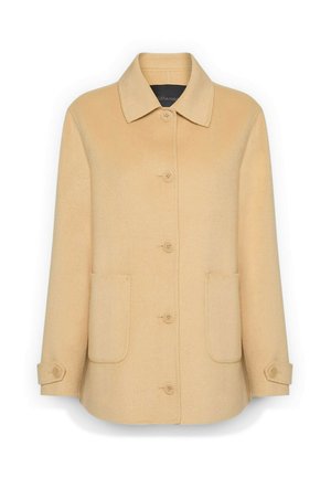 Abrigo de lana beige con cuello, botones delanteros, dos bolsillos parche y puños con botones. Textura suave con una silueta entallada.