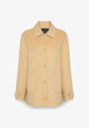 Manteau en laine beige avec col, boutons sur le devant, deux poches plaquées et poignets boutonnés. Texture lisse avec une silhouette ajustée.