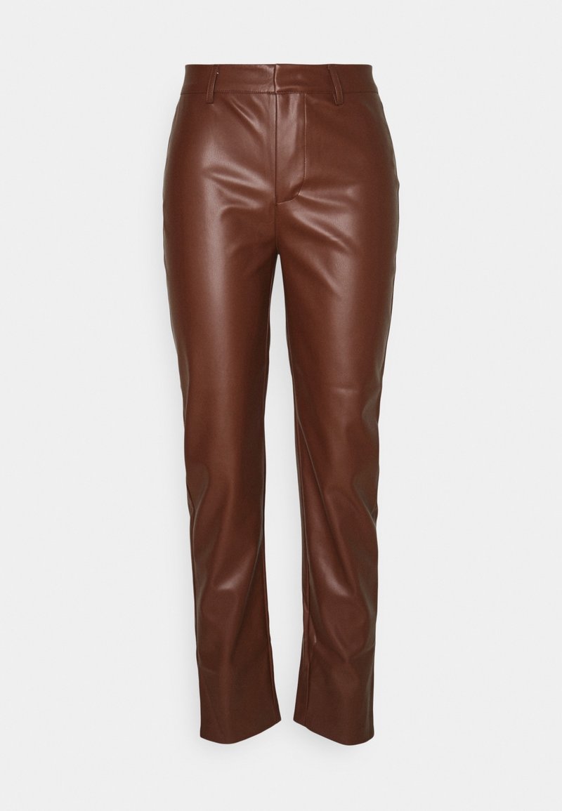 Pantalon droit en similicuir marron avec passants de ceinture et détail de couture à l'avant sur fond uni.