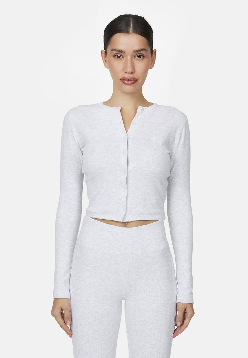 Lichtgrijs, cropped trui met lange mouwen en een henley-halslijn met knoopsluiting. Gemaakt van een zachte stof met een subtiele textuur en een getailleerd ontwerp.