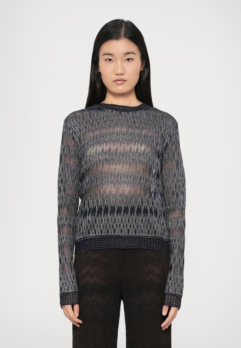 Megztinis su permatomu tekstūruotu dizainu, geometriniais raštais tamsiai mėlynos ir pilkos spalvų atspalviuose, su ribota rankogių apačia ir apvalia iškirpte.