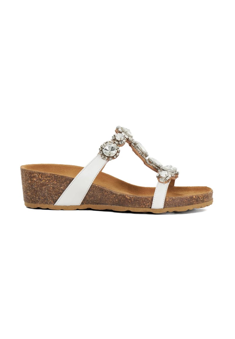 Witte wigsandalen met een kurken zool, met een T-bandontwerp en versierd met doorzichtige stenen langs de bovenste band.