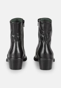 Botas de tobillo de cuero negro con cierre de cremallera, puntera redonda y un tacón bajo tipo bloque. Textura suave con un ligero brillo y sin detalles de hardware visibles.