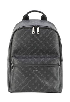 Zaino nero con motivo, doppia cerniera, tasca frontale con cerniera e maniglia superiore, marchiato con il logo "JOOP!" sulla tasca frontale.