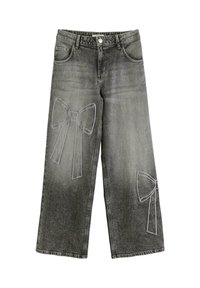 Szare dżinsowe spodnie szerokie w nogawkach z dużymi aplikacjami w postaci kokard na obu udach, pięć kieszeni oraz zapięcie na guzik w pasie.