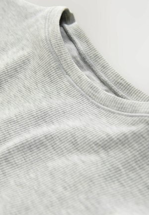 Graues geripptes T-Shirt mit rundem Halsausschnitt und strukturiertem Stoff. Genähte Kanten mit einem subtilen Muster, das sich durch das Material zieht.