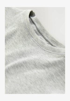 Graues geripptes T-Shirt mit rundem Halsausschnitt und strukturiertem Stoff. Genähte Kanten mit einem subtilen Muster, das sich durch das Material zieht.