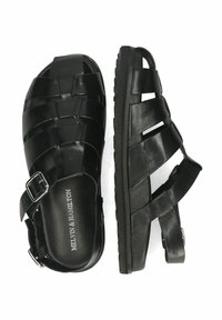 Czarne skórzane sandały z plecionym wzorem, solidną podeszwą i regulowanym metalowym klamrem dla bezpiecznego dopasowania.