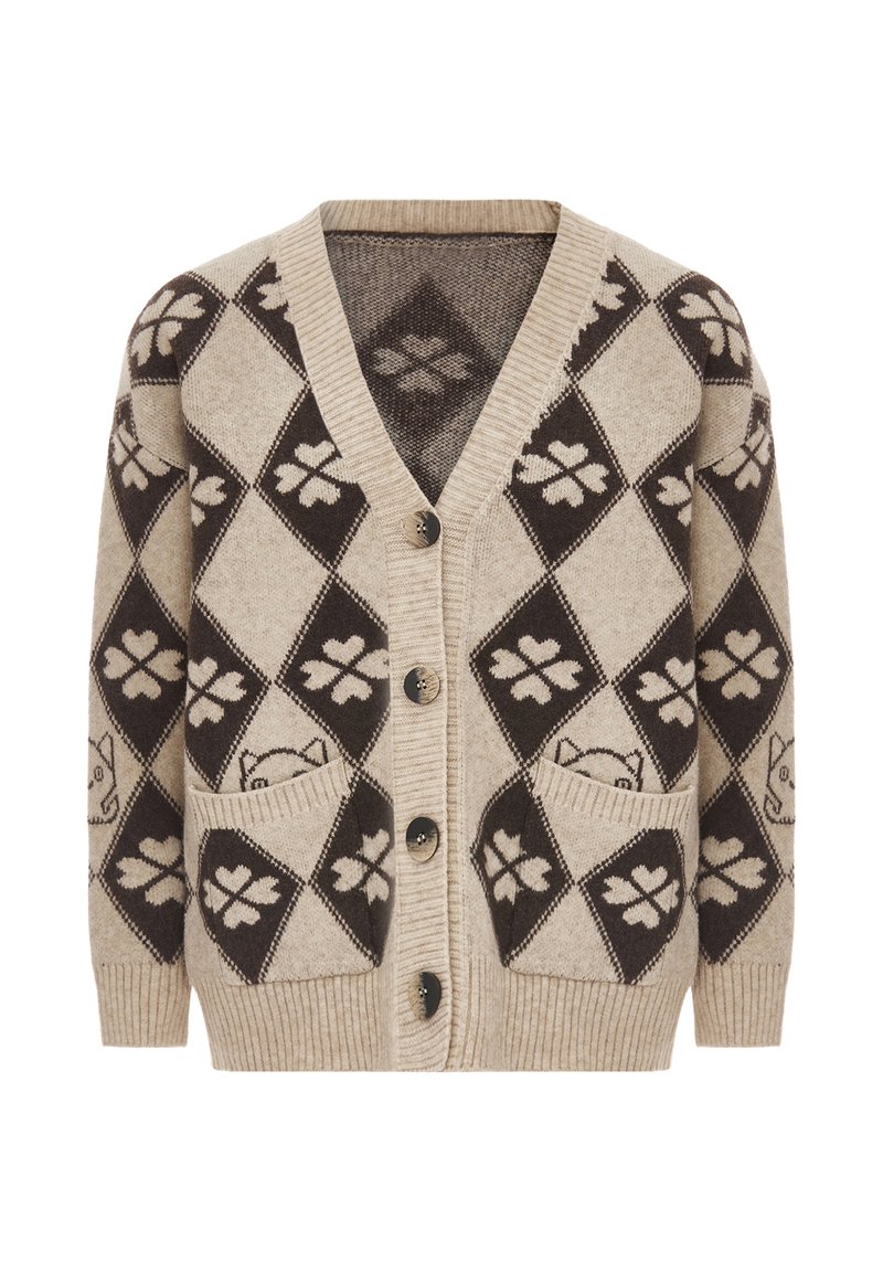 Cardigan buttonato beige e marrone con motivo a rombi, motivi di quadrifogli, tasche frontali e sottili facce di gatto che sbirciano dalle tasche.