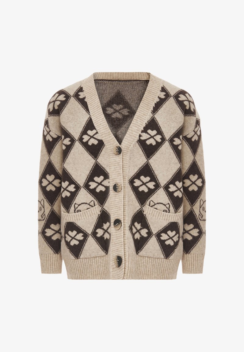 Cárdigan abotonado beige y marrón con un patrón de diamante, motivos de trébol de cuatro hojas, bolsillos frontales y sutilezas de caras de gato asomándose desde los bolsillos.