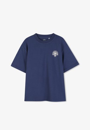 T-shirt en coton bleu marine à manches courtes, col rond, avec un petit logo blanc représentant un arbre et une forme d'arche sur le côté gauche de la poitrine.