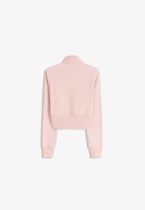 Rosa, crop-sweater mit hohem Kragen. Verfügt über lange Ärmel und Rippbündchen. Hergestellt aus weichem Strickmaterial mit glatter Textur.