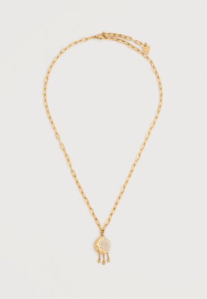 Gouden ketting met rechthoekige schakels en een ronde hanger versierd met kleine heldere kristallen en drie hangende bedels.