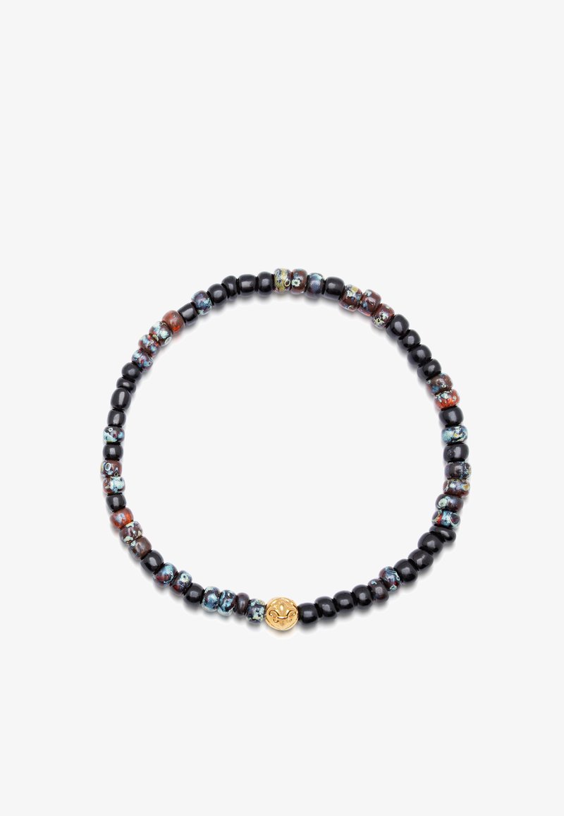 Perlearmbånd bestående af sorte, multicolore og metalliske perler med et gyldent accent i et cirkulært design. Glat tekstur, varierende størrelser.