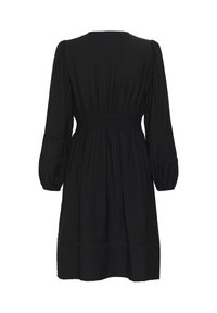 Robe noire au genou avec manches longues bouffantes, taille cintrée et détails texturés subtils sur les manches et l’ourlet.