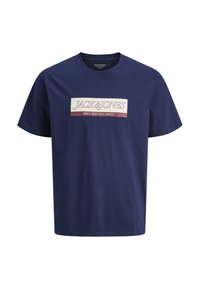 T-shirt en coton bleu marine avec un col rond, présentant un logo graphique à l'avant en blanc et bordeaux qui indique "JACK&JONES SINCE NINETEEN NINETY."