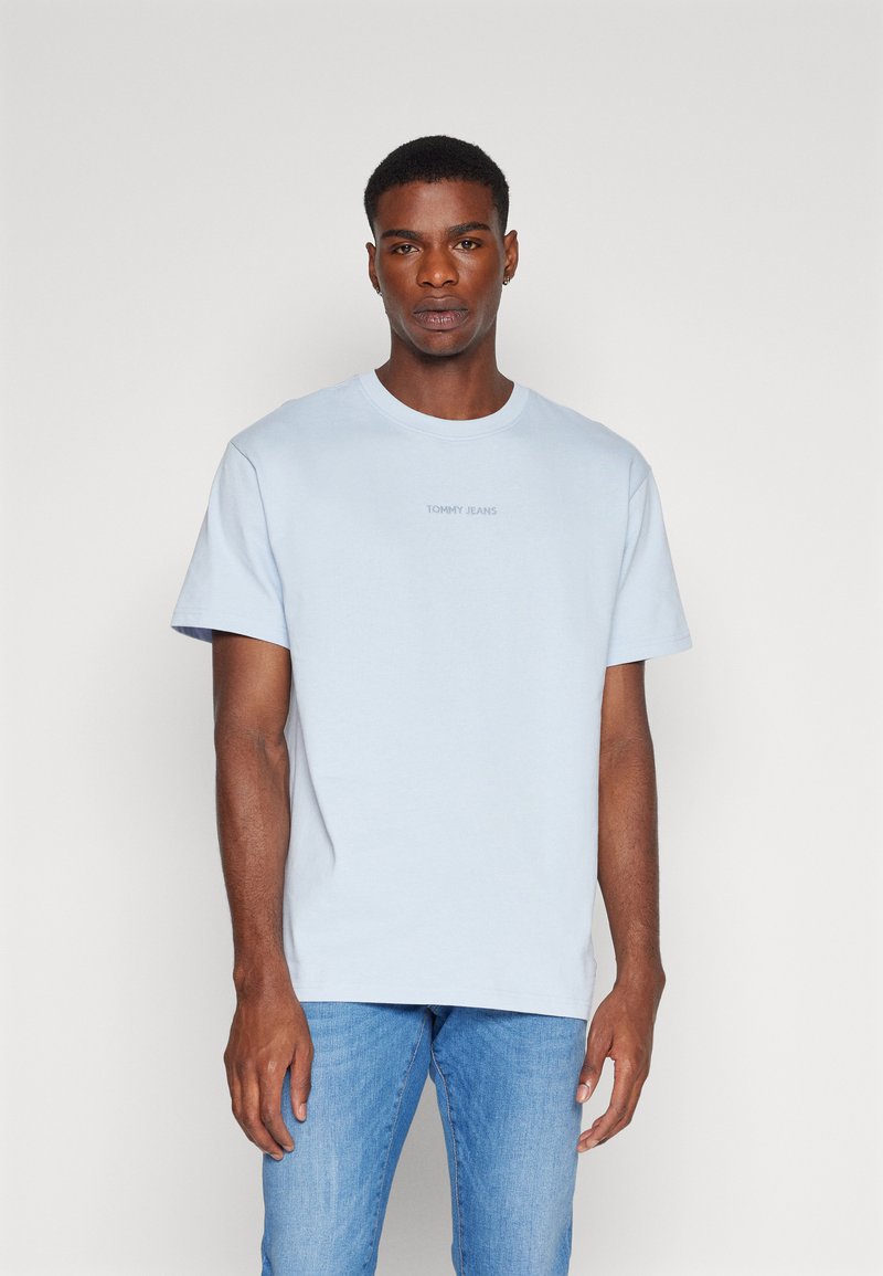 Tommy Jeans NEW CLASSICS TEE - Paprasti marškinėliai - breezy blue