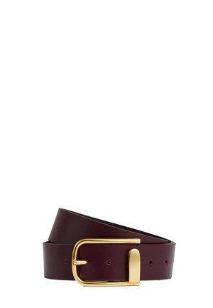 Ceinture en cuir marron foncé roulée avec une boucle rectangulaire dorée brillante et plusieurs trous de réglage sur fond blanc.