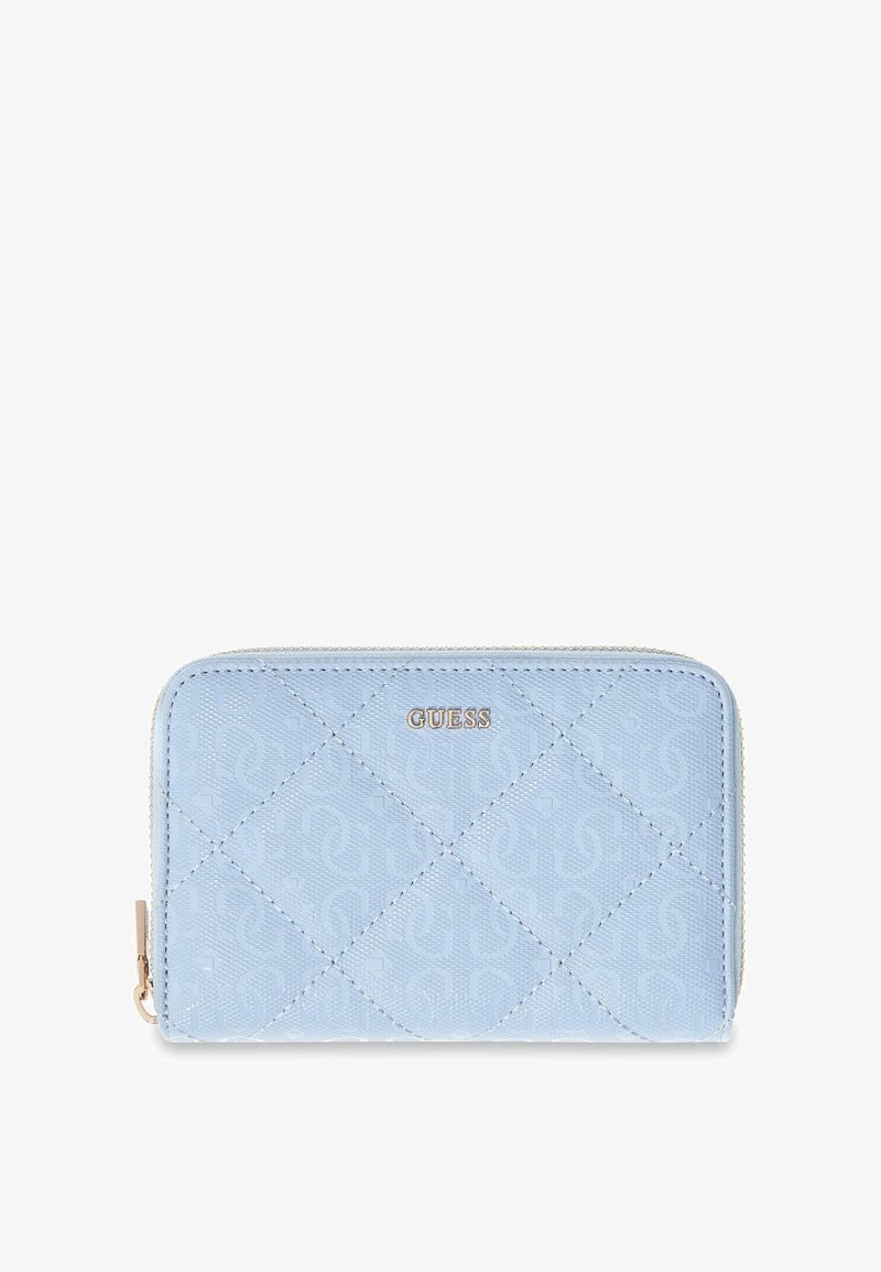 Portefeuille matelassé bleu clair avec logo doré "GUESS", fermeture éclair et motif embossé subtil.