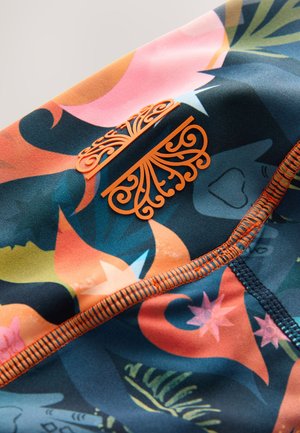 Kopalke z živahnim, barvnim vzorcem s cvetličnimi in abstraktnimi oblikami v oranžni, roza in modri barvi. Vključuje teksturiran logotip kot poudarek.