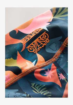 Stroje kąpielowe z żywym, kolorowym wzorem z kwiatowymi i abstrakcyjnymi kształtami w kolorach pomarańczowym, różowym i niebieskim. Zawiera teksturowany akcent z logo.